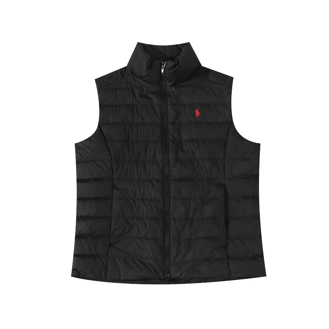 P370 #R55 Ralph Laura Ralph Lauren's classic thin down vest. The milky white color is really heartwarming at first glance~ Soft and white, it instantly breaks the feeling of autumn and winter! Navy blue, retro college style soul, more special than black, more retro than white! It’s a bookish color! Pair it with a sweater or sweatshirt of the same color to complete the American retro feel! Classic, durable and elegant, it’s a style you can’t go wrong with if you close your eyes! The classic black cool and versatile king, the anchor of your wardrobe! Invincible slimming! Super versatile! The scheming version will look good on whoever wears it! Small sisters can wear it to show off their proportions without weighing them down ~ Even fat sisters can wear it with confidence, and the effect of hiding body fat is great! The inside is also very durable: 90% high-quality white duck down, 150g filling, the key is to be light and warm! It’s not burdensome to wear at all~ The inside is also treated with anti-slip velvet treatment, and the details are perfect! The classic pony logo is the finishing touch and adds a sense of sophistication. This winter, it can really make you warm and beautiful!  Color: Creamy White Black Navy Size: S M L XL Length: 63 64 65 66 Bust: 110 114 118 122 Shoulder Width: 41 42 43 44